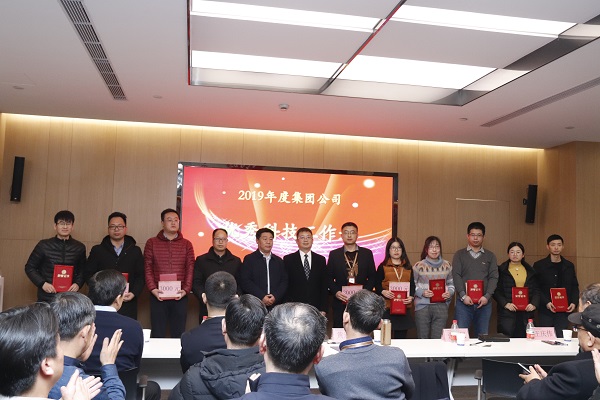 10、江南官方网站_江南jiangnan（中国）
董事长黄道元为“优秀科技工作者”颁发荣誉证书.JPG