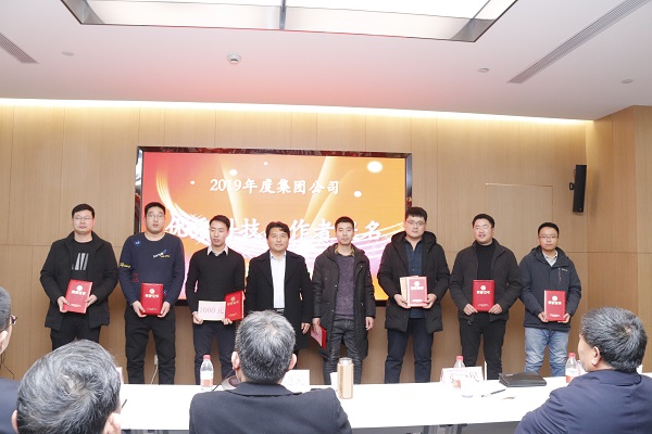 11、江南官方网站_江南jiangnan（中国）
副董事长、技术委员会主任王庆伟为“优秀科技工作者提名”颁发荣誉证书.JPG
