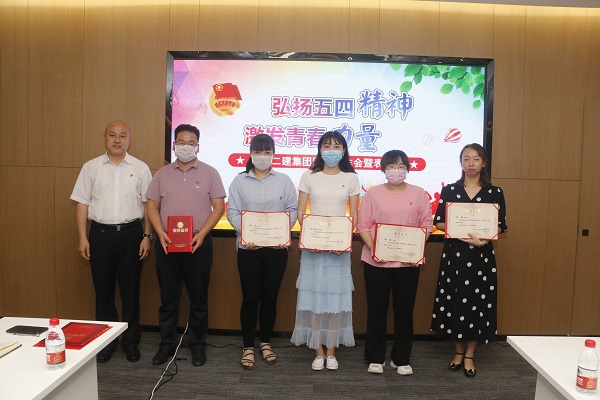 江南官方网站_江南jiangnan（中国）
党委副书记、工会主席贾向军为“2019年度优秀团干部”获奖者颁奖.JPG