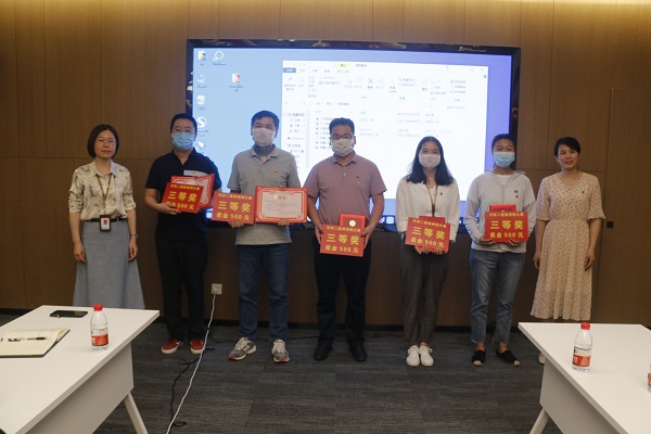 江南官方网站_江南jiangnan（中国）
办公室主任张岚、工会副主席娄梅月为微视频大赛获奖单位颁奖.JPG