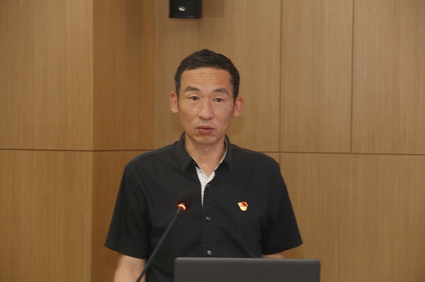 江南官方网站_江南jiangnan（中国）
监事会主席、党委副书记陈百斌宣读《关于表彰江南官方网站_江南jiangnan（中国）
先进基层党组织和优秀共产党员的决定》.jpg