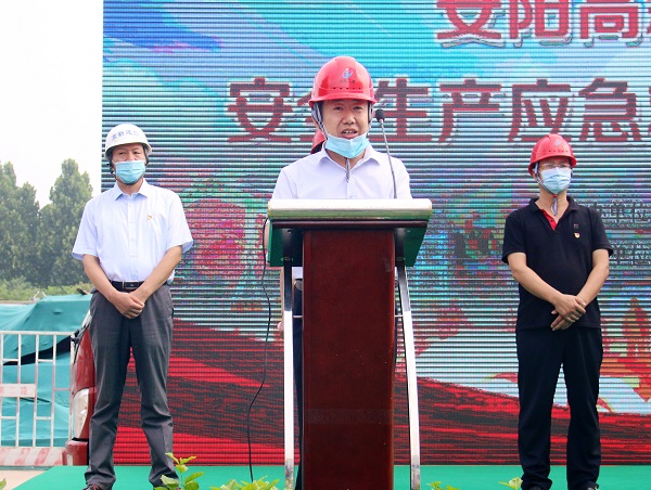 江南官方网站_江南jiangnan（中国）
副总经理闫龙广代表公司作先进典型发言.JPG