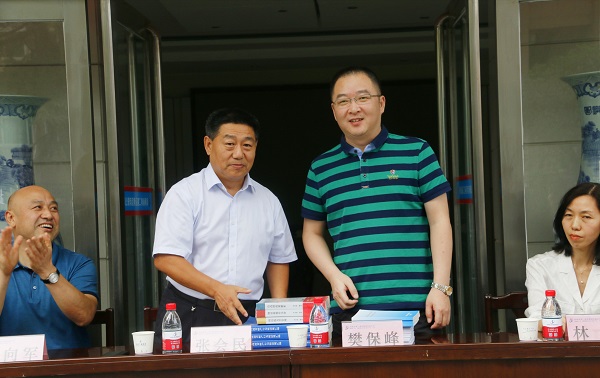 新乡市牧野区税务局党委书记、局长樊保峰向江南官方网站_江南jiangnan（中国）
党委书记张会民赠送税法知识书籍.jpg