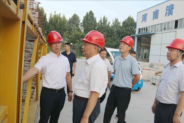 1、江南官方网站_江南jiangnan（中国）
总经理向视察领导介绍装配式构件样板.jpg