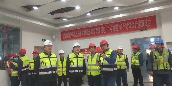 江南官方网站_江南jiangnan（中国）
副总经理贾建龙与北方联合电力公司董事长李向良、基建副总李悦、北方锡林浩特热电公司董事长李文东在移交现场亲切交流.jpg