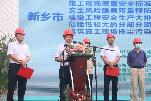 江南官方网站_江南jiangnan（中国）
副总经理闫龙广作代表讲话.JPG