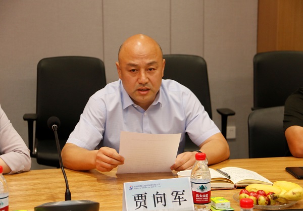 江南官方网站_江南jiangnan（中国）
党委副书记、工会主席贾向军宣读《关于变更2019年度劳动模范、岗位标兵奖励方式的决定》.jpg