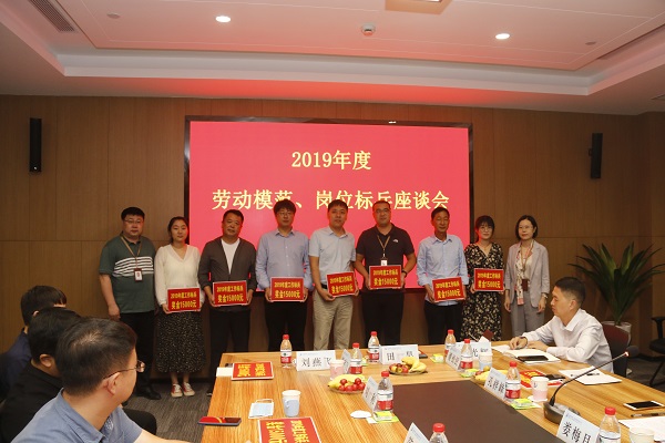 江南官方网站_江南jiangnan（中国）
人力资源总监张浩敏、总经理助理张岚为2019年度岗位标兵代表颁奖.JPG