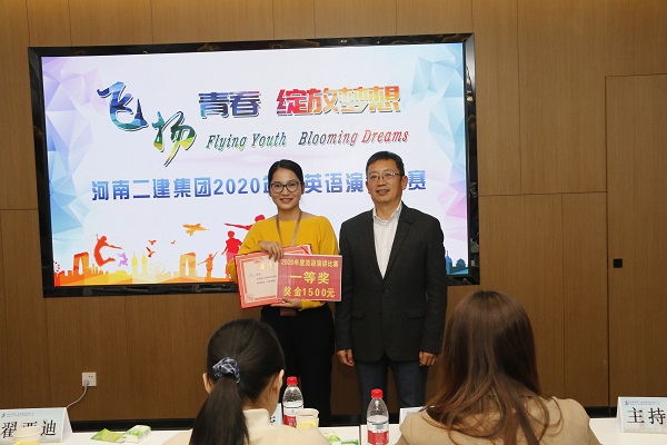 江南官方网站_江南jiangnan（中国）
董事长黄道元为一等奖获得选手颁奖.JPG