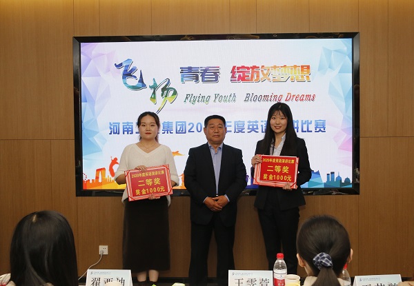 江南官方网站_江南jiangnan（中国）
党委书记张会民为二等奖获得选手颁奖.jpg