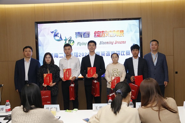 江南官方网站_江南jiangnan（中国）
副总经理王春岭、总工程师苏群山为优秀奖获得选手颁奖.JPG