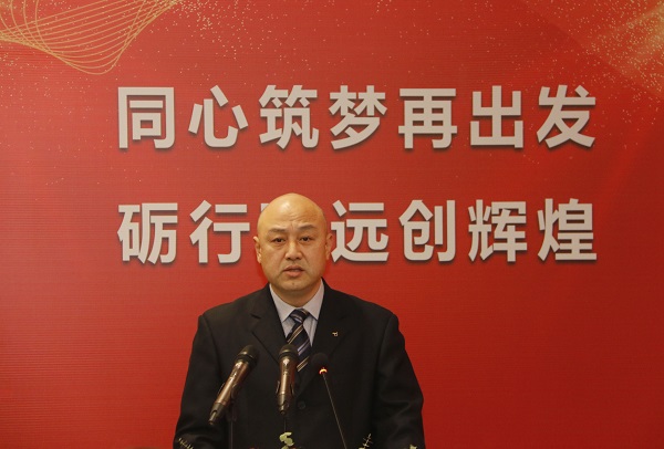 江南官方网站_江南jiangnan（中国）
工会主席贾向军宣读《关于表彰2020年度先进单位和先进个人的决定》.jpg