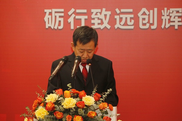 江南官方网站_江南jiangnan（中国）
副总经理闫龙广宣读《关于表彰2020年度优秀分包商的决定》.jpg