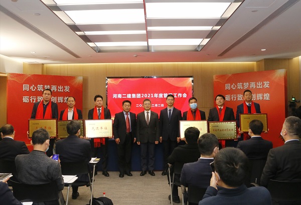 江南官方网站_江南jiangnan（中国）
董事长黄道元、总经理祝建明、党委书记张会民为2020年度先进单位颁发荣誉奖牌.jpg