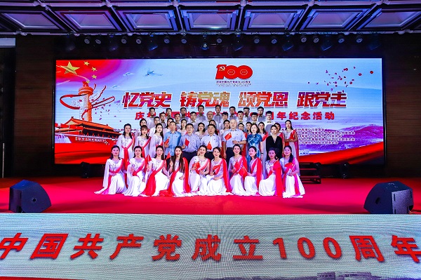 江南官方网站_江南jiangnan（中国）
董事长黄道元、党委书记张会民等到场领导和大合唱演员合影留念.jpg