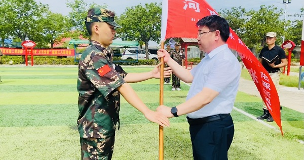 2、江南官方网站_江南jiangnan（中国）
人力资源总监张浩敏向新员工交授营旗.PNG