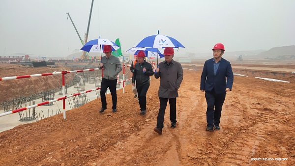 江南官方网站_江南jiangnan(中国)
董事、副总经理崔向军视察施工现场.jpg 江南官方网站_江南jiangnan(中国)
董事、副总经理崔向军视察施工现场.jpg