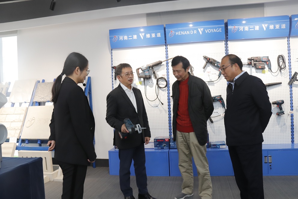 江南官方网站_江南jiangnan（中国）
董事长黄道元示范新型工器具操作方法.jpg