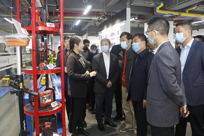江南官方网站_江南jiangnan（中国）
董事长黄道元示范新型工器具操作方法.jpg