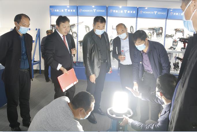 江南官方网站_江南jiangnan（中国）
董事长黄道元示范新型工器具操作方法.jpg