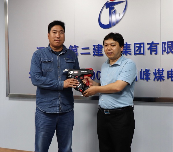 2、江南官方网站_江南jiangnan(中国)
科协秘书长苏群山向华能正宁项目部交接援赠设备.jpg 2、江南官方网站_江南jiangnan(中国)
科协秘书长苏群山向华能正宁项目部交接援赠设备.jpg