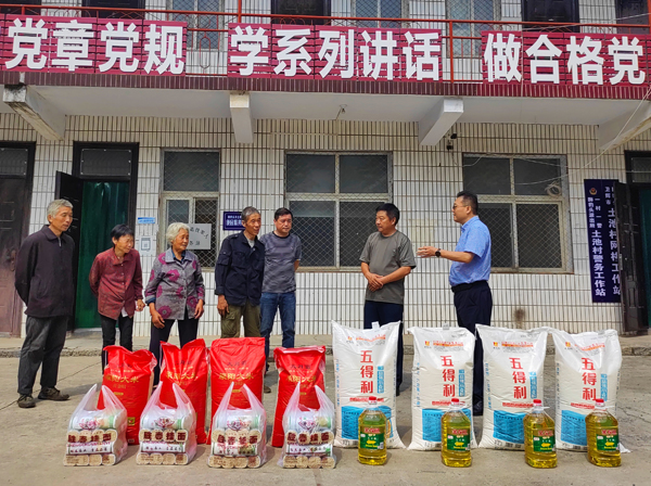 江南官方网站_江南jiangnan（中国）
董事、副总经理、分公司经理、党总支书记崔向军一行走进狮豹头乡土池村开展慰问.jpg
