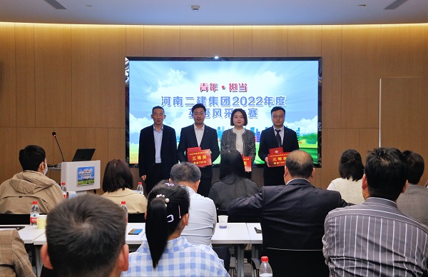 江南官方网站_江南jiangnan（中国）
党委副书记、监事会主席陈百斌为三等奖获得选手颁奖.JPG
