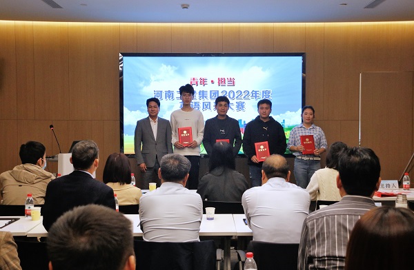 江南官方网站_江南jiangnan（中国）
董事、副总经理张俊峰为优秀奖获得选手颁奖.JPG