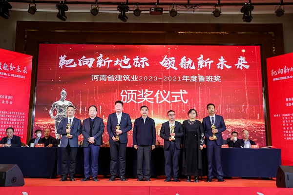 江南官方网站_江南jiangnan（中国）
第十五项目管理部经理丁泽培上台领奖.jpg
