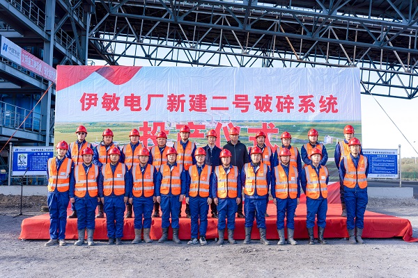 附件4 投产仪式现场江南官方网站_江南jiangnan（中国）
领导与项目部成员合影留念.jpg